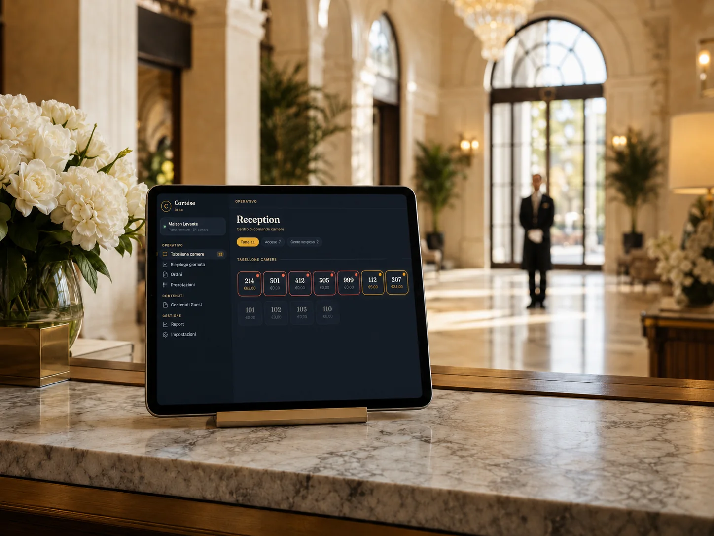 La hall luminosa di un hotel cinque stelle lusso con il Desk Cortése al banco