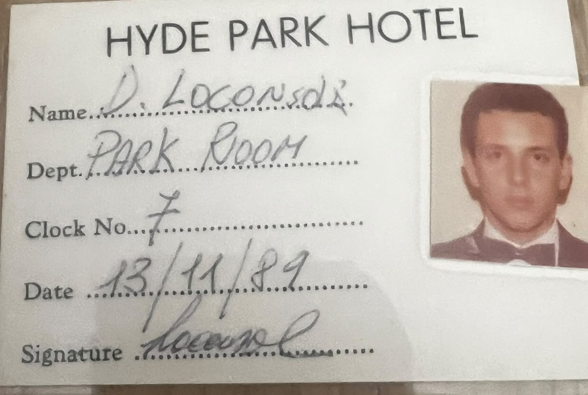 Il tesserino di servizio dell'Hyde Park Hotel: D. Loconsole, Park Room, Clock No. 7, 13/11/89, con fototessera