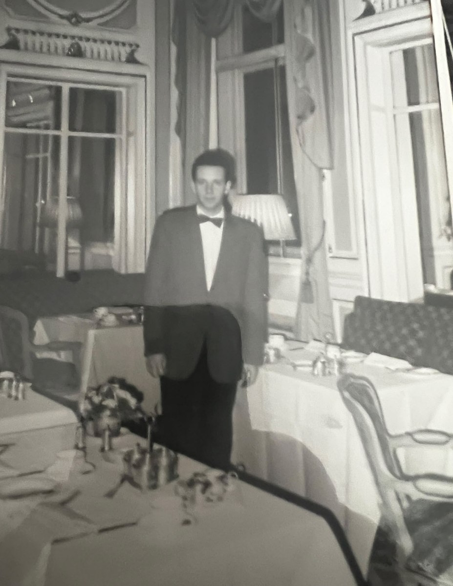 Domenico Loconsole, vent'anni, in divisa nella Park Room dell'Hyde Park Hotel