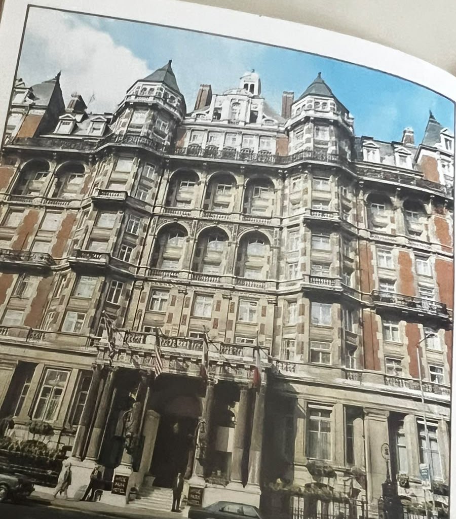 La facciata dell'Hyde Park Hotel a Knightsbridge, dal libretto originale dell'epoca