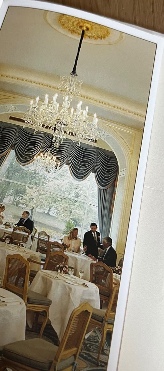 La Park Room dell'Hyde Park Hotel: lampadari di cristallo e vetrate sul parco